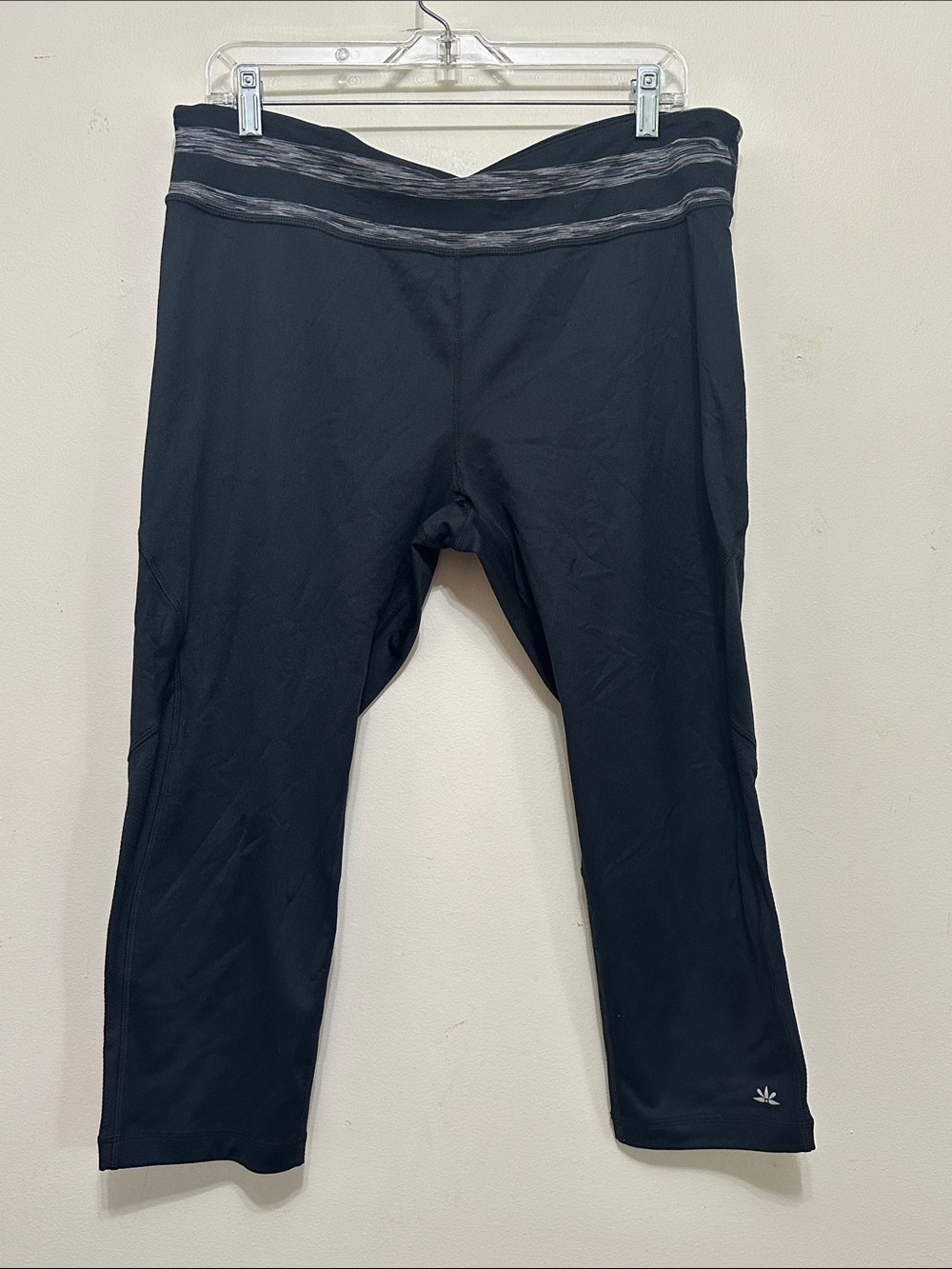 NWT lukka Black Activewear Capri Leggings